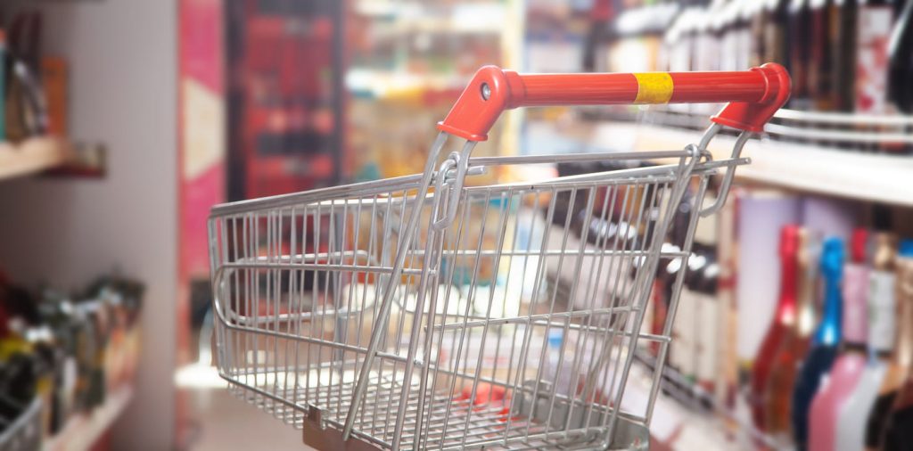 Carro de supermercado vacío en un pasillo